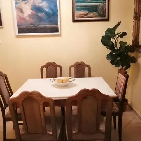 Vizaknai Apartmanhaz アパート セーケシュフェヘールヴァール